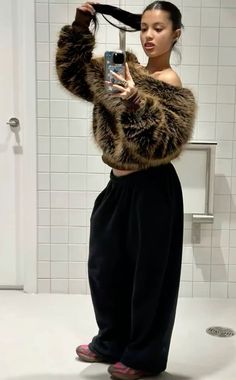 #aesthetic Brown Fur Jacket Outfit, Brown Jumper Outfit, Jumper Outfit Ideas, Jumper Outfit Winter, Fur Jacket Outfits, Outfits September, Brown Fur Jacket, Off Shoulder Jumper, Fur Coat Brown