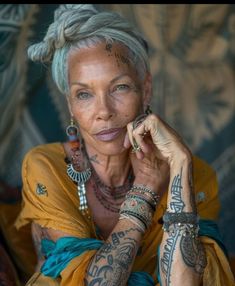 Older Women Tattoos Over 50, Old People With Tattoos, Older Women With Tattoos, Baddie Winkle, Grandma Fashion, Silver Hair Color, Advanced Style, Ageless Style, Wise Women