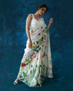 Saree Pose, Hairstyles For Indian Wedding, Orang India, Bollywood Designer Sarees, Designer Sarees Wedding, Keerthy Suresh, Wedding Saree Blouse, White Saree