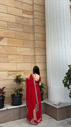 Simple Red Saree, Red Saree Aesthetic, Saree Look Traditional, Saree Snap, Red Saree Look, Indian Bridesmaid Dresses, Simple Lehenga, Saree Wearing Styles, Simple Saree Designs