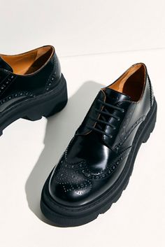 Fancy Mens Shoes, Ultimate Capsule Wardrobe, Chunky Loafers, Free People Shoes, Trending Handbag, Menswear Inspired, Fall Shoes, Boots And Sneakers, Sneaker Heels