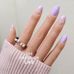 ✨ Don't Miss Out! ✨ Buy 3 nail sets, get 1 FREE random set! 💅 No code required. 🎁 Enjoy FREE shipping on US orders over $35. 🚚 💕 Purple Daisy  Press on Nail💕 💕Size and Length Size 0 (23mm) to  Size 9 (15mm) 💕What's included? - FULL set (24 nails) - application instructions - mini buffer  - cuticle pusher - nail glue - 2x Alcohol Wipe 💕Disclaimer Due to the sets being made-to-order, designs may vary slightly.  In addition, display monitors may slightly distort the lighting and color of th Short Almond Shaped Nails, Light Purple Nails, Graduation Nails, Floral Nail Designs, Daisy Nails, Purple Daisy