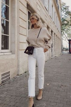 Annelaure Mais, Witte Jeans Outfit, Fall Style Inspiration, Spring Outfit Women, Beige Knit Sweater, Simple Winter Outfits, Look Zara, Fest Outfits, White Jeans Outfit