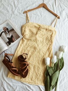 Poshmark Flat Lay Ideas, Flat Layout Clothes, Flat Lay Garment Photography, Flatlay Styling Clothes, Layflat Photography Clothes, Flat Lay Outfit Ideas, Outfit Layed Out, Flatlay Outfit Ideas, Product Pictures Ideas Clothes