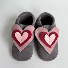 Moose are handmade genuine leather baby shoes. The packaging is eco-friendly ♻️ Recognizable by our models and mix&match concept, which means you can choose a color and model and they will be made according to your wishes. Dive into the world of Moose and buy your favourite new baby shoes 🐥 100% Genuine Leather Sizes available from 0-3 years Leather Baby Shoes, Baby Moccasins, Leather Baby, Crib Shoes, Macedonia, Shoes Booties, New Baby, Mix Match, Moose