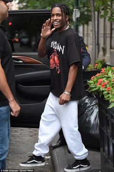 Outfits Inspiration Men, Typography Magazine, Hiphop Fashion, Celeb Outfits, Rihanna Outfits