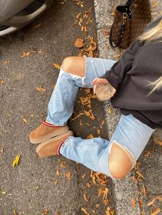 Outfits With Slippers, Fall Jeans Outfit Casual, Cute Outfits Jeans, Cute Fall Photos, Cute Fall Shoes, Fall Jeans Outfit, Free People Outfits, Fall Comfy Outfits, Ugg Outfits