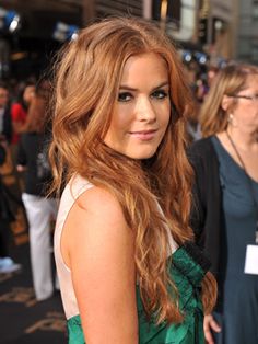 Auburn-haired actress Isla Fisher's long locks have a glamorous hint of red. Read more: Best Brown-Red Hair Colors - Pictures of Celebrities with Brown-Red Hair - Marie Claire Roux Auburn, Red Brown Hair Color, Hair Color Pictures, Isla Fisher, Red Brown Hair