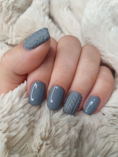 Gel Overlay Nails Design Winter, Dip Sweater Nails, Winter Nail Design 2023, Matte Black Sweater Nails, Winter 23 Nails, Blue Winter Sweater Nails, Winter Nails 2022 Trends Gel Short, Winter Sweater Nails Short, Short Oval Nail Designs Winter