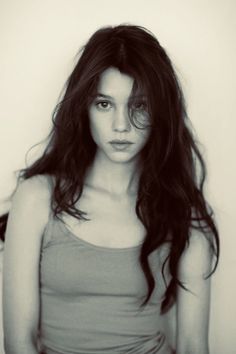 Reference Photos For Sketchbook, Whispy Bands Hair, Aesthetic Pictures Portrait, Astrid Berges Frisbey Aesthetic, Profile Pic Inspiration, Messy Hair Women, Long Hair Grunge, Astrid Frisbey, Long Hair Reference