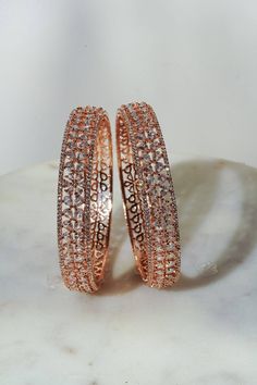 Dévoilez les bracelets AD plaqués or rose Myra, un superbe témoignage du mélange parfait d'élégance, de luxe et d'unicité. Ces bracelets superbement plaqués or rose, connus sous le nom de Karas, sont une véritable expression d'un savoir-faire raffiné. Les bracelets Myra incarnent l'opulence avec un motif floral complexe créé par des pierres AD taillées en pétales et des pierres AD blanches éblouissantes de haute qualité ornant les bords.

 Principales caractéristiques:





 Plaqué or rose radi Ad Bangles, Ear Chain, Accessories Ear, Chandbali Earrings, Gold Plated Bangles, Choker Necklace Set, Jhumka Earrings, Bangle Set, Chandelier Earrings