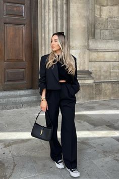 Black Cropped Jacket Outfit, Blazer Set Outfit, Crop Blazer Outfit, Cropped Blazer Outfit, Cropped Jacket Outfit, Black Blazer Outfit, Monochromatic Fashion, Fest Outfits