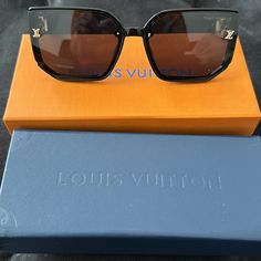 Louis Vuitton Clash Mask Sunglasses With Gold Lv Logo On Side Louis Vuitton Eyeglasses, Lv Sunglasses Women, Louis Vuitton Sunglasses Women, Lv Sunglasses, Pretty Sunglasses, Luxury Stuff, Louis Vuitton Watches, Mask Sunglasses, Louis Vuitton Hat