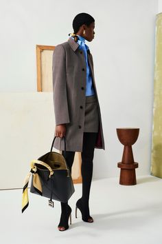 Victoria Beckham Pre-Fall 2024 https://www.vogue.com/fashion-shows/pre-fall-2024/victoria-beckham/slideshow/collection#17 Style Victoria Beckham, Elegantes Outfit Damen, Classy Business Outfits, 2025 Fashion Trends, Victoria Beckham Style, Thanksgiving Fashion, Fall 2024 Fashion, Corporate Outfits