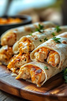 Cheesy Garlic Chicken Wraps Grilled Wraps Tortillas, Dinner Wraps Recipes Healthy, Quick Family Dinner Recipes, Lazy Weeknight Dinners, Lunch Ideas For Family Get Together, Wrap Dinner Recipes, Weekend Meals Dinners, Wrap Dinner Ideas, Chicken Wrap Sauce