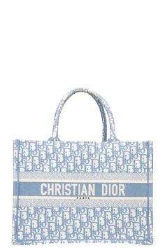 We Love: Die Dior Book Tote ist beliebt wegen ihres einzigartigen Designs, das an ein Buch erinnert und Kreativität ausstrahlt. Sie bietet großzügigen Stauraum für den täglichen Bedarf und lässt sich vielseitig zu verschiedenen Anlässen tragen. Ihre hochwertige Handwerkskunst und die Unterstützung von Prominenten verleihen ihr einen luxuriösen und begehrten Status. About: Die Dior Book Tote wurde unter der Art Direction von Maria Grazia Chiuri in die Kollektionen Dior's eingeführt. Seit ihrer ersten Herausgabe in der SS 2018 Kollektion gehört sie zu den Highlights des Hauses und wird jedes Jahr in neuen Farben, Mustern und Materialien neu interpretiert. Jahr: 2021 Made In: Italy Masse: B 36 x H 27 x T 16 cm Material: Canvas Farbe: Weiss, Baby Bla Innenfächer: 1 Innenfach Aussen: Gebrauchss Luxury Blue Bag With Embroidered Logo, Luxury Blue Bags With Embroidered Logo, Dior Clothes, Dior Tote Bag, Dior Book, New Taiwan Dollar, Dior Book Tote, Maria Grazia Chiuri, Maria Grazia