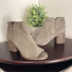 Nwob Vince Camuto Women's Open Toe Suede Leather Ankle Booties Fall Open Toe Booties With Stacked Heel, Brown Open Toe Booties For Fall, Spring Open-toe Boots With Zipper Closure, Brown Open Toe Booties With Stacked Heel, Medium Width Suede Open Toe Booties, Medium Width Open Toe Suede Booties, Suede Open Toe Booties With Stacked Heel, Suede Open Toe Booties Medium Width, Ankle-high Suede Evening Booties