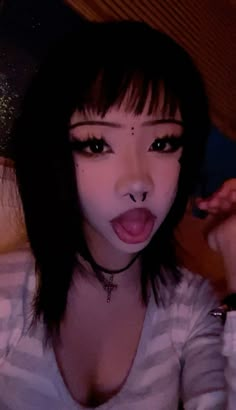 cute alt girl 🖤 Soft Alt Makeup, Easy Alt Makeup, Alien Makeup Ideas, Cute Alt Makeup, Alt Makeup No Lashes, Alt Makeup Without Lashes, Alt Girl Makeup, Alt 2020 Makeup, Alt Eyeliner