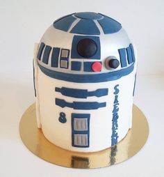 a star wars birthday cake with a r2d2 design