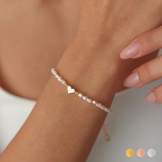 Trendy Friendship Bracelets, Bracelet Making Tools, Small Bead Bracelets Ideas, Braidsmaid Gifts, Heart Bracelet Diy, Heart Bead Bracelet, Pearl Beaded Bracelet, Pearl Bracelet Gold, Wedding Bracelets