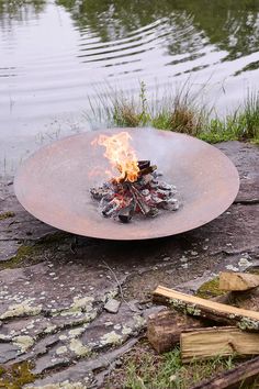 a fire pit sitting on top of a metal plate