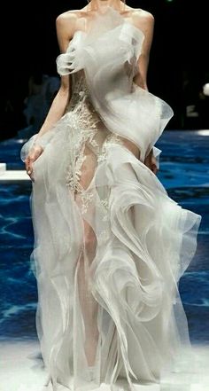 Alexandra Mcqueen, Fashion Design Inspiration, Julien Macdonald, White Gown, Dior Haute Couture, Looks Party, Couture Mode, Looks Street Style, Gorgeous Wedding Dress