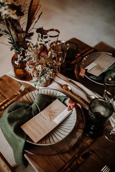 Dried Wedding Flower Table Decor with Green Linen Napkins Hanging Wedding Cake, Josie Wedding, Macrame Bouquet, Macrame Wedding Decor, Luxury Bohemian, Bohemian Party, Album Aesthetic, Macrame Backdrop, Flower Image