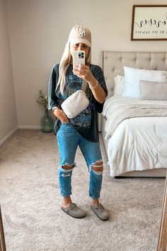 Summer Boyfriend Jeans Outfit, Zoo Outfit Mom Casual, Legging Oversized Shirt Outfit, Over 60 Womens Fashion Summer Hot Weather, Simple Casual Winter Outfits, Grungy Mom Outfits, Dr Visit Outfit, Cream Colored Vest Outfits, Trendy Outfits For Hairstylists