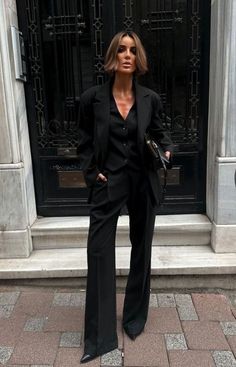 #black #everythingblack #style #stylish Trouser Blazer Outfit, All Black Outfit For Work Chic, Suits Outfits For Women, Office Party Outfit Night Classy, Beige Street Style, After Work Outfit, Sleek Black Outfit, Autumn Fashion Aesthetic, Chic Outfits Classy