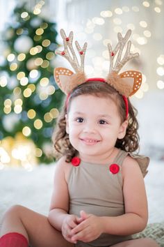 Diy Christmas Photo Shoot Toddler, Reindeer Photoshoot, Easy Toddler Christmas Pictures, Christmas Photoshoot Toddler, Toddler Girl Christmas Photoshooting Ideas, Christmas Toddler Photoshoot, Christmas Unicorn Photoshoot, Toddler Christmas Photoshoot, Toddler Photoshoot Ideas