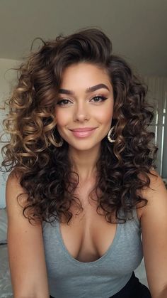 Must-Try Curly Hairstyles This Fall - Fads Ready Hairstyles, Curly Hairstyles Ideas, Quick Curly Hairstyles, Chic Bob, Chique Outfits, Girlfriend Material, Long Locks, Indian Woman, Permed Hairstyles