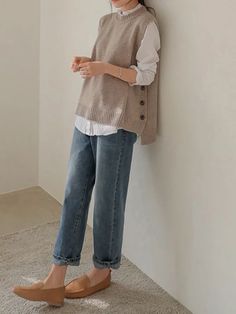 Effortlessly Stylish Sleeveless Sweater Vest for Versatile Layering Seasons Autumn, Chique Outfits, Outerwear Vest, Round Neck Sweaters, Vest Outfits, 가을 패션, Looks Style, Mode Inspiration, Style Ideas