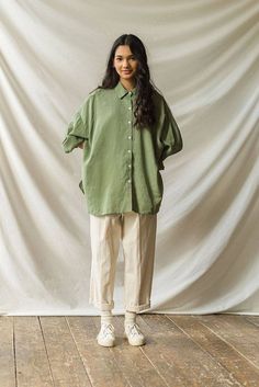 Scandinavian Street Style Spring, Spring Oversized Outfits, Scandanavian Street Fashion, Spring Outfits Indie, Green Oversized Shirt Outfit, Green Linen Outfit, Summer Oversized Outfits, Green T Shirt Outfit, Oversize Shirt Outfit