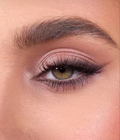 Brown Shadow Liner Makeup, Brown Shadow Winged Liner, Light Makeup For Green Eyes, Light Summer Makeup Looks, Eyeshadow Wing, Mummy Makeup, Formal Eye Makeup, Everyday Makeup Looks, Angelina Core