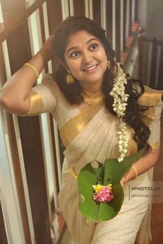 Onam Photoshoot Ideas, Set Saree Kerala, Onam Photoshoot, Aparna Balamurali, Kerala Saree Blouse, Onam Outfits, Kerala Saree Blouse Designs, Kasavu Saree