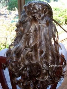 Blonde Highlights On Pale Skin, Pale Skin Curly Hair, Highlights On Pale Skin, Brown Long Hair Layers, Fall Hairstyles, Brown Hair Inspo, Hairstyles For Layered Hair, Blonde Hair Inspiration, Hair Up Styles