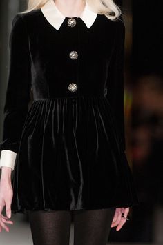 Couture Dior, Outfit Designer, Turtleneck Outfit, Peter Pan Collar Dress, Mode Boho, White Turtleneck, Black Velvet Dress, Textured Design