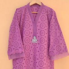 Chicken Suit Design, Short Kurti Designs Chikankari, Chicken Suits Designs, Casual Tops With Chikankari Embroidery For Eid, Short Chinkari Kurti, Lucknowi Chikankari Short Kurti, Summer Cotton Tunic With Chikankari Embroidery, Neck Designs For Suits