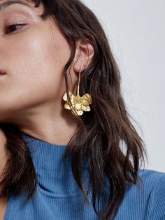 [Superior Material] Alloy. Prevent the earrings from rusted. [Style] Fashion style, gold color. Elegant and retro. Easy to wear. *Free gifts are not refundable or exchangeable. Mom Dresses, Ear Threader, Ear Crawler Earrings, Diamond Shape Earrings, Flower Ear, Heart Choker, Gold Statement Earrings, Earrings Simple, Threader Earrings