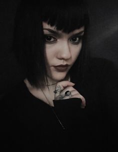 Gothic V Bangs, Short Hair With V Bangs, V Bangs Goth Short Hair, Pointed Bangs, V Shaped Bangs, V Bangs Short Hair, Vampire Bangs Short Hair, Triangle Bangs Goth, 90s Goth Hair