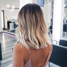 Pinterest: @valriadamsio Instagram: valeria_damasioo Short Balayage, Short Ombre Hair, Blonde Wavy Hair, Medium Layered Hair, Blonde Haircuts, Lob Hairstyle, Ombré Hair, Ombre Hair Color