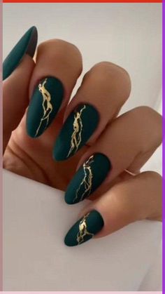 As the leaves transform into breathtaking shades of green during the fall season, it's the perfect time to incorporate this enchanting color into your nail art. In this article, we present 17 gorgeous green fall nail ideas that will capture the essence of autumn and add a touch of natural charm to your fingertips. From deep forest greens to mossy hues and shimmering emeralds, these nail designs will inspire you to embrace the beauty of green in t New Years Eve Nails, Dark Green Nails, Green Nail Designs, Edgy Nails, Autumn Foliage, Creative Nail Designs, Cute Summer Nails, Thanksgiving Nails, Spring Nail Art