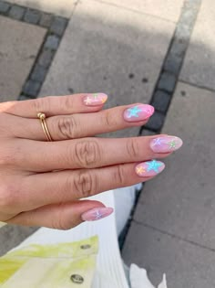 Simple Summer Design Nails, Cute Summer Gel X Nails, Cool Girl Summer Nails, Ibiza Biab Nails, Star Summer Nails, Summer Nails With Starfish, May Nail Inspo 2024, Coastal Girl Nails, Summer Nail Patterns