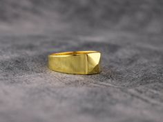 Einzigartige Pinky Herren Siegelring aus 14K Gold, Rechteck 18K Gold Pinky Siegelring für Männer, Gold Herren Verlobungsring Ein Goldring ist ein klassisches und zeitloses Schmuckstück, das jedem Outfit einen Hauch von Eleganz und Raffinesse verleihen kann.  Ob Sie nach einem einfachen Band oder einem hängenden Design suchen, auf Pangea Gold ist eine große Auswahl an Goldringen und Anhängern erhältlich. Eine beliebte Option f�ür Goldringe ist der minimalistische Siegelring. Sie können traditionel Ring For Men Gold, Mens Engagement Ring, Signet Ring For Men, Pinky Signet Ring, Handmade Wooden Boxes, Simple Band, Mens Engagement, Ring For Men, Engagement Rings For Men