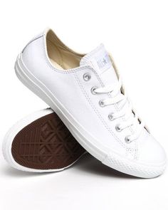 white converse... because sometimes the skinny jean  boyfriend T is sexier than a dolled up dress. Tenis Vans, Leather Converse, White Converse, Converse Sneakers, Shoe Closet, Fashion Mode, Chuck Taylor All Star, White Shoes, Shoe Game