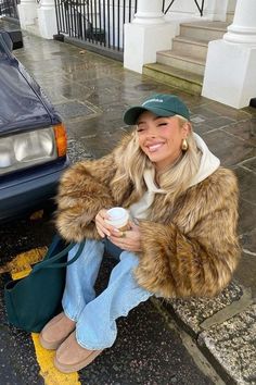 If you're wondering what to pack for London - layering is key 🔑 🐻 This fur jacket and Uggs outfit is perfect for running around in cold weather! My exact jacket is old and sold out from revolve so linking similar! Jeans size up 1 size for extra baggy denim look. I'm always putting together cute outfits, casual outfits, and everyday outfits. if you want to shop my looks or dress like me, tap to explore my LTK! Amsterdam Outfit, Uggs Outfits, Nyc Winter Outfits, Nyc Fits, Ny Outfits, Nyc Outfits, New York Outfits, Estilo Indie, Skandinavian Fashion