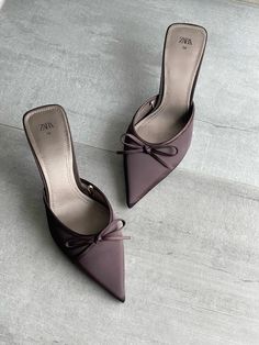 zara mules, kitten heels, pointed mules, brown heels, brown shoes, kitten bow heels, nude shoes Mule Kitten Heels, Zara Kitten Heels, Cute Kitten Heels, Kitten Heels Aesthetic, Brown Kitten Heels, Pointed Kitten Heels, Pointed Mules, Zara Mules, Hak Tinggi