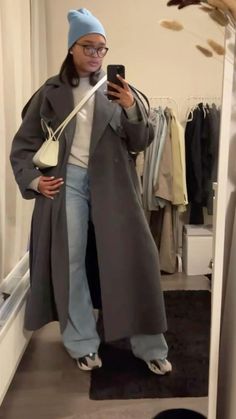 fall jackets fall outfit inspo Chic Outfit Ideas Winter, Modern Italian Outfits, Minimalist Black Women Fashion, Army Pants Outfit Winter, Trench Coat And Beanie Outfit, Winter Fashion Outfits 2023 Petite, New York Winter Outfits Black Women, Winter Outfit Inspo Cold, Winter Fashion Outfits Black Women