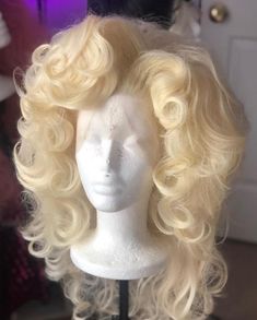 Dolly Parton inspired layered bouffant in platinum blonde Dolly Parton Wigs Hairstyles, Dolly Parton Wigs Hair, Dolly Parton Hair, Dolly Parton Wigs, Dolly Parton Performing, Dolly Parton Cast Iron, Go-go Girls, Victory Rolls, Nancy Sinatra