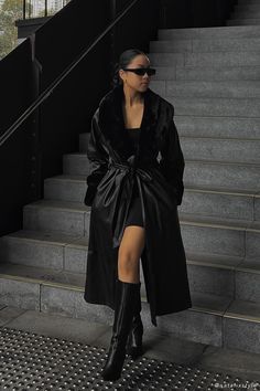 Amazing Locations, Coat With Fur Trim, Winter Mode Outfits, Coat With Fur, Fashion Designs, All Black Outfit, Coat Outfits